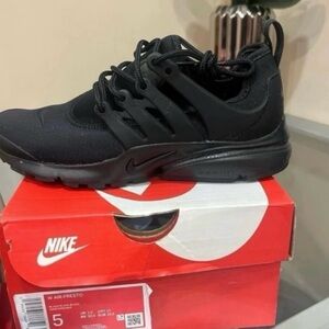 Nike women Black Air Presto Sneakers